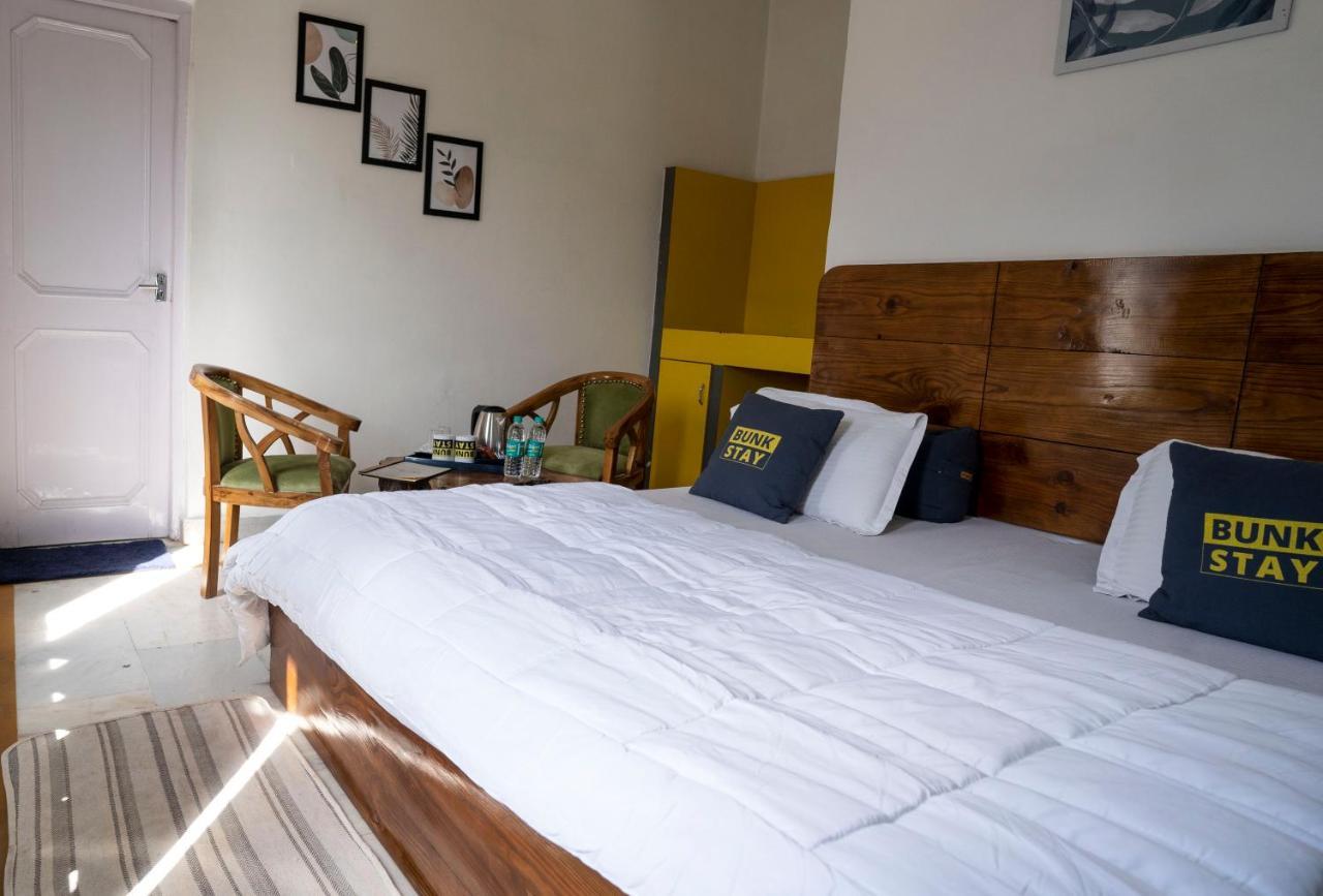 Bunkstay Coworking Hostel & Glamping Рішикеш Екстер'єр фото