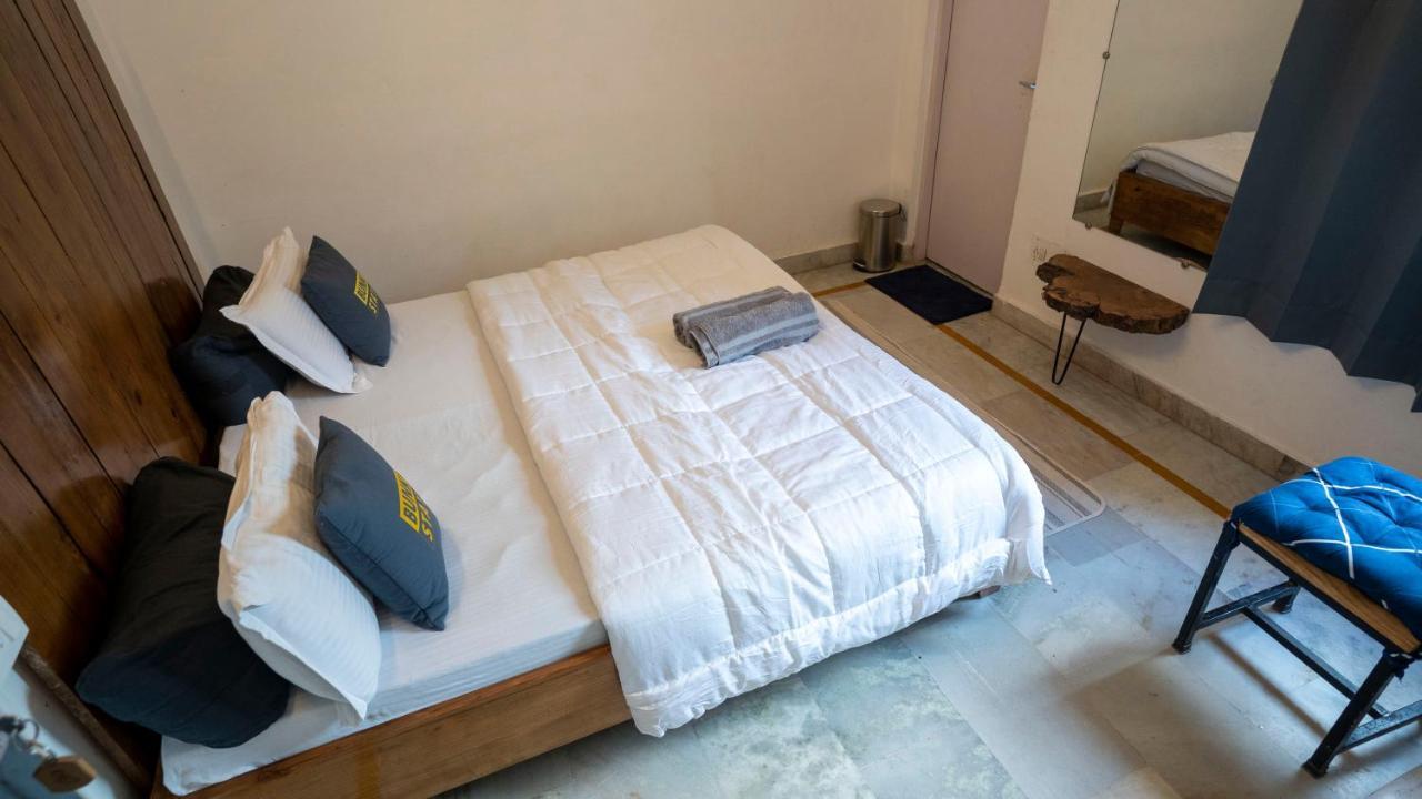 Bunkstay Coworking Hostel & Glamping Рішикеш Екстер'єр фото